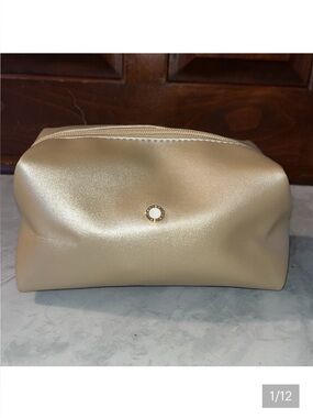 Bvlgari   Cosmetic pouch conjunction/ UAE Airlines  zippered metallic gold
NWOT